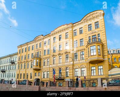 ST. PETERSBOURG, RUSSIE-3 OCTOBRE 2016. Rempart historique au remblai de la rivière Moika à Saint-Pétersbourg, Russie - maintenant le placement de Consulat o Banque D'Images