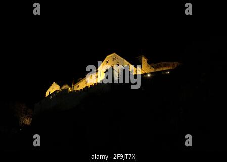 Château illuminé la nuit dans le centre de Vaduz in Liechtenstein 31.3.2021 Banque D'Images