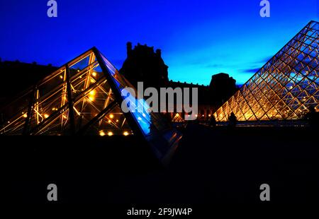 Paris, Frankreich, die Hell erleuchtete Glaspiramide des Pariser Musées du Louvre strahlt à Paris dans le Nacht Banque D'Images