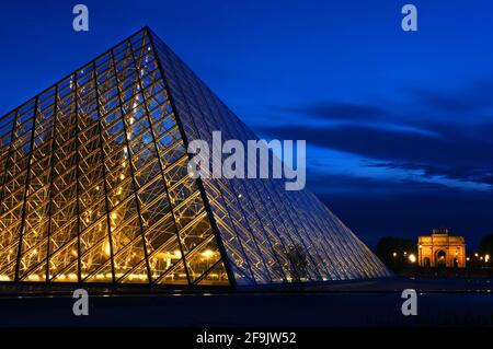 Paris, Frankreich, die Hell erleuchtete Glaspiramide des Pariser Musées du Louvre strahlt à Paris dans le Nacht Banque D'Images