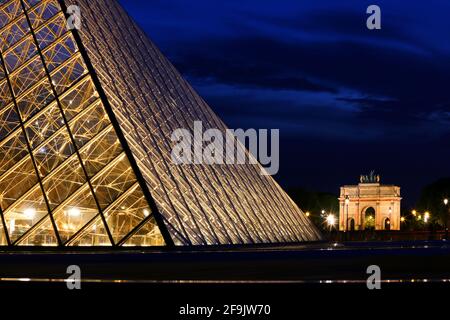 Paris, Frankreich, die Hell erleuchtete Glaspiramide des Pariser Musées du Louvre strahlt à Paris dans le Nacht Banque D'Images