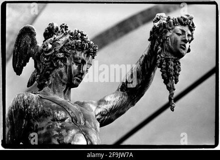 Florence Toscane Italie 1982 Perseus avec la tête de Medusa est une sculpture en bronze réalisée par Benvenuto Cellini dans la Loggia dei Lanzi, également appelée Loggia della Signoria, est un bâtiment situé à un coin de la Piazza della Signoria à Florence, en Italie, à côté de la Galerie des Offices. Perseus avec la tête de Medusa est une sculpture en bronze réalisée par Benvenuto Cellini entre 1545 et 1554. La sculpture se dresse sur une base carrée qui a des panneaux de relief en bronze représentant l'histoire de Perseus et Andromeda, semblable à une predella sur un retable.[1] il est situé dans la Loggia dei Lanzi sur la Piazza della si Banque D'Images