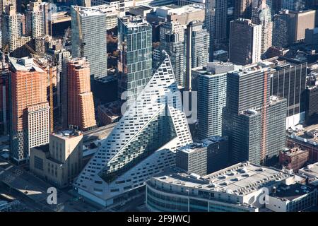 NEW YORK, ÉTATS-UNIS - 24 novembre 2017 : la photo aérienne de New York montre le bâtiment architectural primé « VIA 57 West », ainsi qu'un Banque D'Images