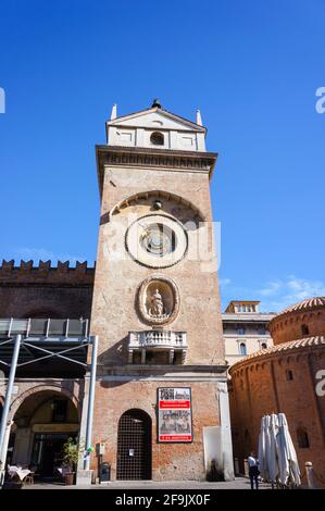 MANTOVA, ITALIE - 27 avril 2016 : Tour de l'horloge de l'édifice Palazzo Ducale sur une place du centre-ville Banque D'Images