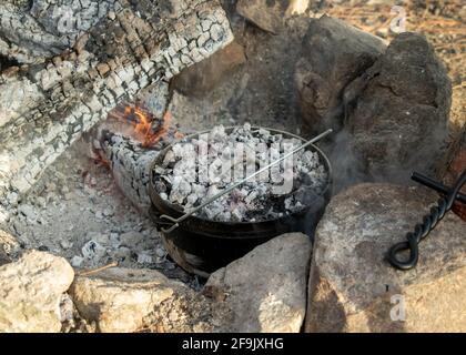 Four hollandais avec des coals sur le dessus de la cuisine dans feu de camp Banque D'Images