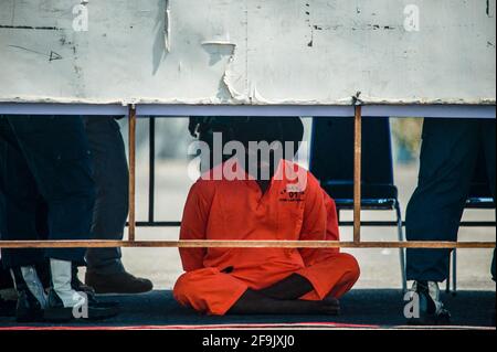 Le suspect dans le cas de trafic de drogues est vu à la conférence de presse sur le cas de trafic de drogues. Photo prise au quartier général du commandement de Belawan Lantamal I à Sumatra Nord, Indonésie, le 19 avril 2021. La marine nationale indonésienne a arrêté avec succès deux trafiquants de plus de 100 kilogerams d'amphétamine (méthamphétamine en cristal et ecstasy) soupçonnés d'être transportés de Malaisie - Chine dans les eaux de la rivière Asahan, au nord de Sumatra, en Indonésie, le 18 avril 2021. La divulgation était une collaboration de renseignement et des patrouilles de routine, a déclaré le commandant de Koarmada Banque D'Images