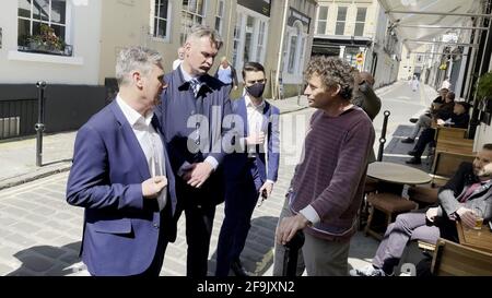 Screengrab tiré de la vidéo de l'AP de Rod Humphvis (à droite) propriétaire du pub Raven refusant l'entrée au leader travailliste Sir Keir Starmer (à gauche) lors de sa visite à Bath. M. Starmer était en visite dans la ville pour soutenir le candidat de la mairie de l'ouest de l'Angleterre, Dan Norris, et pour marquer le lancement par le Labour d'une commission indépendante pour reconstruire les rues hautes de la Grande-Bretagne. Date de la photo: Lundi 19 avril 2021. Banque D'Images