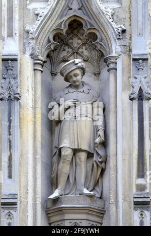 Canterbury, Kent, Royaume-Uni. Cathédrale de Canterbury: Statue sur la façade occidentale de 'Edwardvs VI Rex' - Roi Edward VI (1537 - 1553) fils d'Henry VIII et Jan Banque D'Images