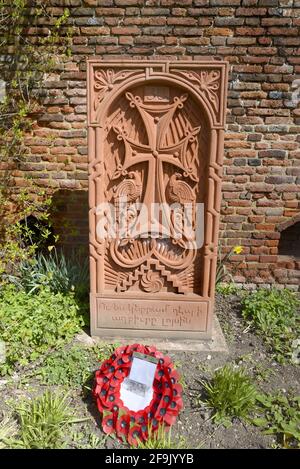 Canterbury, Kent, Royaume-Uni. Cathédrale de Canterbury : jardin commémoratif de guerre de Kent - khachkar arménien (pierre de croix) 2019, commémorant le génocide arménien de Banque D'Images