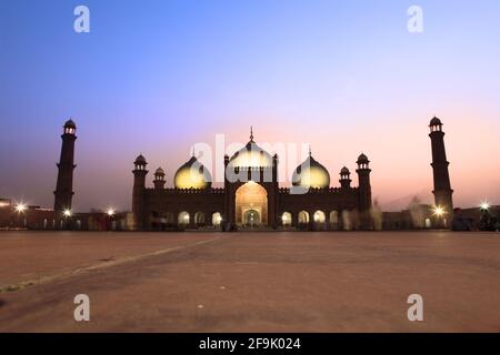 La mosquée Badshahi (Punjabi, Urdu : ??????? ????), ou la « Mosquée de l'empereur », à Lahore est la deuxième plus grande mosquée au Pakistan et en Asie du Sud et Th Banque D'Images