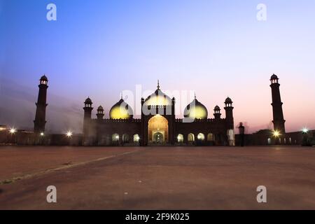 La mosquée Badshahi (Punjabi, Urdu : ??????? ????), ou la « Mosquée de l'empereur », à Lahore est la deuxième plus grande mosquée au Pakistan et en Asie du Sud et Th Banque D'Images