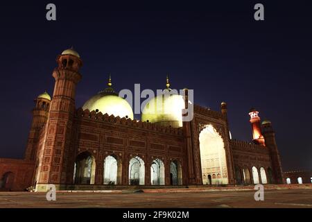 La mosquée Badshahi ou la « mosquée de l'empereur », à Lahore, est la deuxième plus grande mosquée au Pakistan et en Asie du Sud et la cinquième plus grande mosquée au monde Banque D'Images