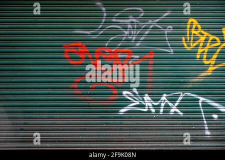 Kingston upon Thames Londres, Royaume-Uni, avril 19 2021, Graffiti peint sur UN magasin fermé à clé ou magasin obturateur de sécurité sans personne Banque D'Images