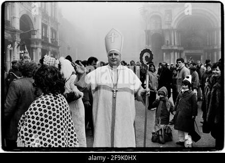 Venise dans la région de Vénétie en Italie février 1982 Carnaval à Venise 1982 le Carnaval de Venise (italien : Carnevale di Venezia) est un festival annuel qui se tient à Venise, en Italie. Le carnaval se termine par la célébration chrétienne du Carême, quarante jours avant Pâques, le mardi Shrove (Martedì Grasso ou Mardi gras), la veille du mercredi des cendres. Le festival est célèbre dans le monde entier pour ses masques élaborés. Venise; Venetian: Venesia ou Venexia est une ville dans le nord-est de l'Italie et la capitale de la région de Vénétie. Il est construit sur un groupe de 118 petites îles qui sont séparées par des canaux et reliées par plus de 400 000 îles Banque D'Images