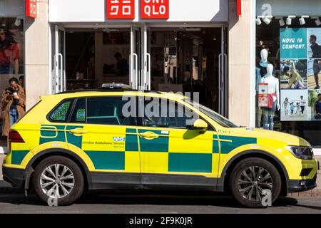 Kingston upon Thames London, Royaume-Uni, avril 19 2021, Premier intervenant NHS ambulance médicale d'urgence ou véhicule stationné sur UNE High Street Banque D'Images