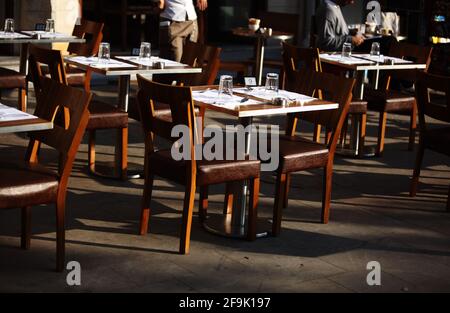 Restaurant en bord de route près de la Tour de Galata tôt le matin, Istanbul, Turquie. Banque D'Images