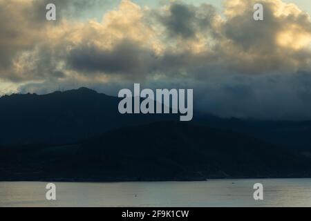 Photographie de paysages à couper le souffle de coucher de soleil d'été, montagneux, brumeux et plein de nuages, sur la côte galicienne, Ortigueira, près du cap Ortegal, la C. Banque D'Images