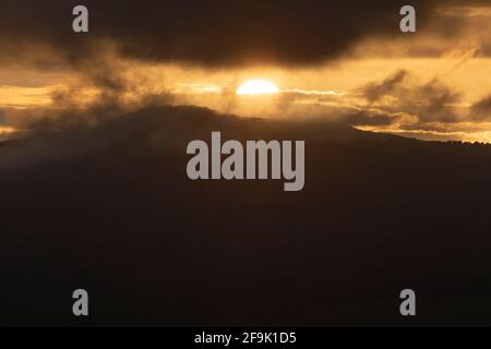 Photographie de paysages à couper le souffle de coucher de soleil d'été, montagneux, brumeux et plein de nuages, sur la côte galicienne, Ortigueira, près du cap Ortegal, la C. Banque D'Images