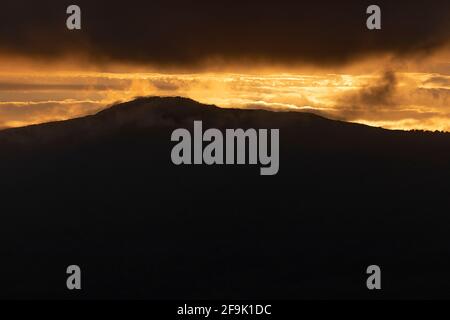 Photographie de paysages à couper le souffle de coucher de soleil d'été, montagneux, brumeux et plein de nuages, sur la côte galicienne, Ortigueira, près du cap Ortegal, la C. Banque D'Images