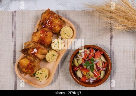 Vue de dessus du poulet frit avec sauce et boulettes servies avec une salade de légumes saine Banque D'Images