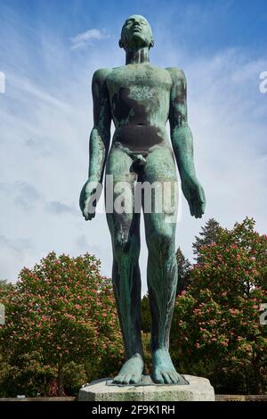 Statue des Adam, aus Bronze, von Georg Kolbe, Hauptfriedhof, Francfort-sur-le-main, Hessen, Allemagne Banque D'Images