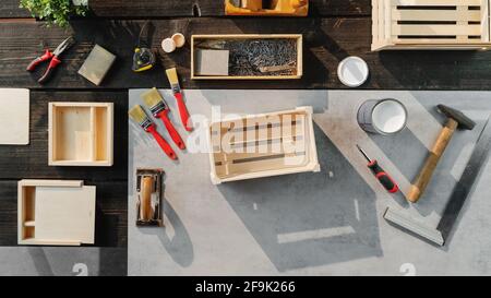 Vue de dessus du groupe d'outils pour la fabrication de caisses en bois, de petites entreprises et de bureau concept. Banque D'Images