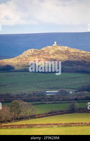 Coucher de soleil sur l'église de Brentor sur Dartmoor Banque D'Images