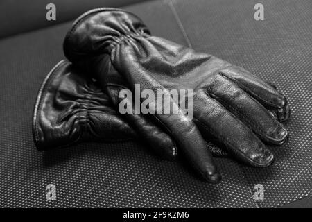 paire de gants en cuir noir, détail de la texture et des rides, accessoire de vêtement Banque D'Images