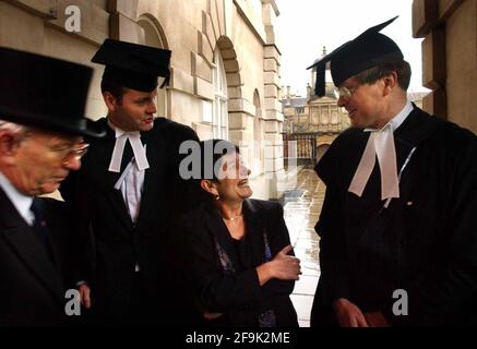 LE NOUVEAU VICE-CHANCELIER DE L'UNIVERSITÉ DE CAMBRIDGE, LE PROF ALISON RICHARD, A ÉTÉ REMPLACÉ PAR LES PROCTEURS DE L'UNIVERSITÉ. 4/12/02 PILSTON Banque D'Images