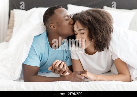 Un jeune couple hippster aimant se reposer et se détendre à la maison ensemble et une sensation de douceur Banque D'Images