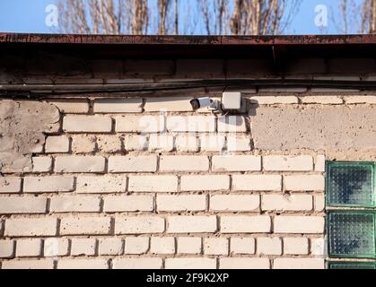 Caméra de sécurité, CCTV. Caméra de sécurité sur le mur de briques. Système de vidéosurveillance. Commander la maintenance dans les lieux publics Banque D'Images