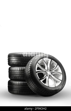 pneus et roues d'été : empiler sur fond blanc, photo verticale des nouvelles roues. Banque D'Images