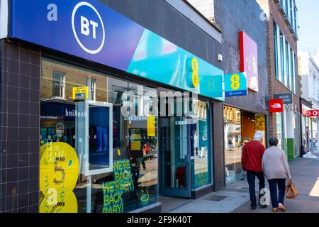 Kingston upon Thames London UK, avril 19 2021, un couple Senior anonyme qui passe devant UN magasin BT de High Street ou un magasin vendant des téléphones mobiles ou Telepho Banque D'Images