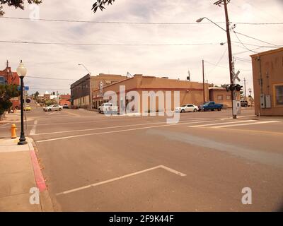 Vue sur West Oak Street dans Globe, Arizona. Petite ville prospère dans le nord-est de l'Arizona, avec le chemin de fer de l'est de l'Arizona le long de Pine Street. Banque D'Images