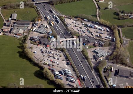 Vue aérienne de Welcome Break Keele Services sur la M6 Autoroute à Staffordshire (prise de l'est vers l'ouest) Banque D'Images