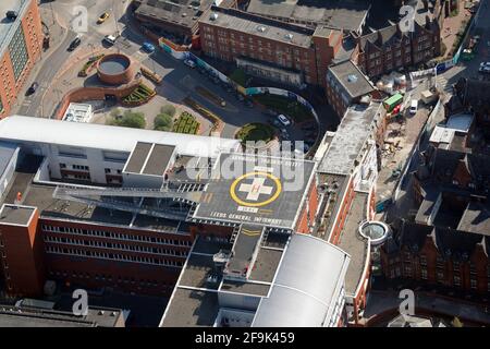 Vue aérienne du plateau d'atterrissage de l'hélicoptère sur Leeds General Infirmerie Banque D'Images