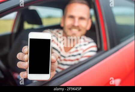 Le pilote affiche un smartphone avec un écran vide. Banque D'Images