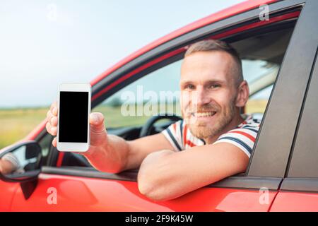 Le pilote affiche un smartphone avec un écran vide. Banque D'Images