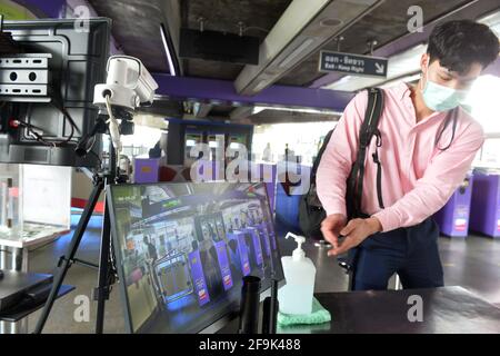 Bangkok, Thaïlande. 19 avril 2021. Un homme portant un masque de protection entre dans une station de train aérien BTS à Bangkok, Thaïlande, le 19 avril 2021. La Thaïlande a enregistré 1,390 nouveaux cas de COVID-19 et trois autres décès au cours des 24 dernières heures, a déclaré lundi le Centre for the COVID-19 situation Administration (CCSA). Credit: Rachen Sageamsak/Xinhua/Alay Live News Banque D'Images