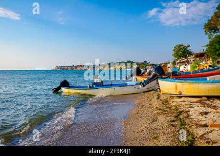 Bateau à moteur est revenu de la pêche et ancré sur la plage de sable. Banque D'Images