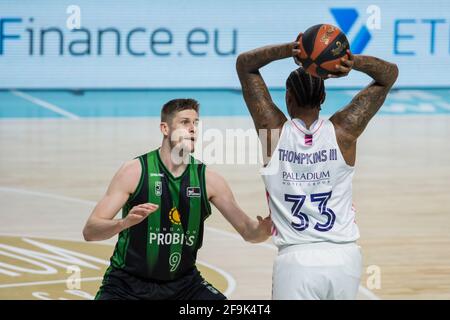 Trey Thompkins (blanc) lors de la victoire du Real Madrid sur le Club Joventut Badalona (101 - 92) en Liga Endesa partie de saison régulière (jour 32) célébrée à Madrid (Espagne) au Centre Wizink. 18 avril 2021. (Photo de Juan Carlos García Mate / Pacific Press/Sipa USA) Banque D'Images