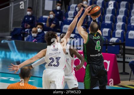 Pau Ribas (à droite) lors de la victoire du Real Madrid sur le Club Joventut Badalona (101 - 92) en Liga Endesa partie de saison régulière (jour 32) célébrée à Madrid (Espagne) au Centre Wizink. 18 avril 2021. (Photo de Juan Carlos García Mate / Pacific Press/Sipa USA) Banque D'Images