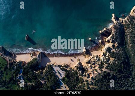 Vue aérienne de la plage pittoresque de Marinha (Praia da Marinha) en Algarve, Portugal Banque D'Images