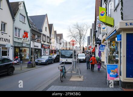 Rheinbach, Rhénanie-du-Nord-Westphalie, Allemagne - rue principale en période de pandémie de Corona, Rheinbach participe à l'étude de Corona par Hendrik Streeck, le t Banque D'Images