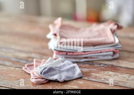 des vêtements de bébé sur une table en bois à la maison Banque D'Images