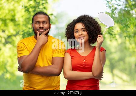 couple afro-américain avec bulle de discours vide Banque D'Images