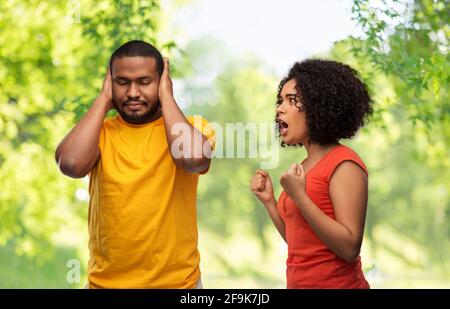 couple afro-américain ayant des arguments Banque D'Images