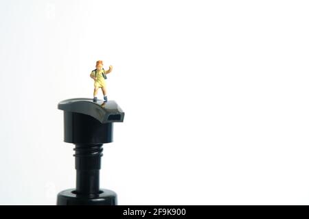 Rouvrir la classe scolaire sur la pandémie du virus corona. Les enfants ou les enfants doivent passer au-dessus du flacon désinfectant pour les mains. Photographie miniature de jouets de personnes minuscules. Banque D'Images