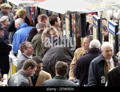 FESTIVAL NATIONAL DE CHASSE CHELTENHAM 1ER JOUR 11/3/2003 PHOTO DAVID ASHDOWNRACING CHELTENHAM Banque D'Images