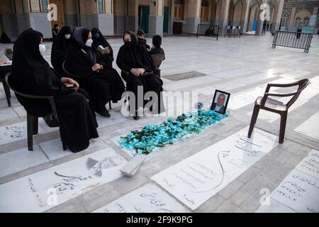 Téhéran, Iran. 18 avril 2021. Une famille iranienne pleure par une tombe au sanctuaire Shah Abdol-Azim à Téhéran. (Photo de Sobhan Farajvan/Pacific Press/Sipa USA) crédit: SIPA USA/Alay Live News Banque D'Images